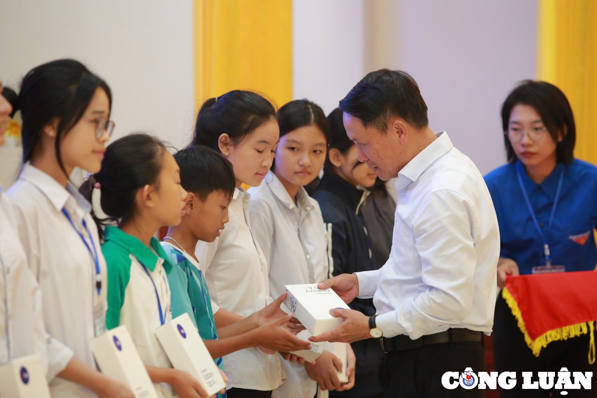 Vietnam News Agency donates gifts to poor families and poor students in high schools. Image 7