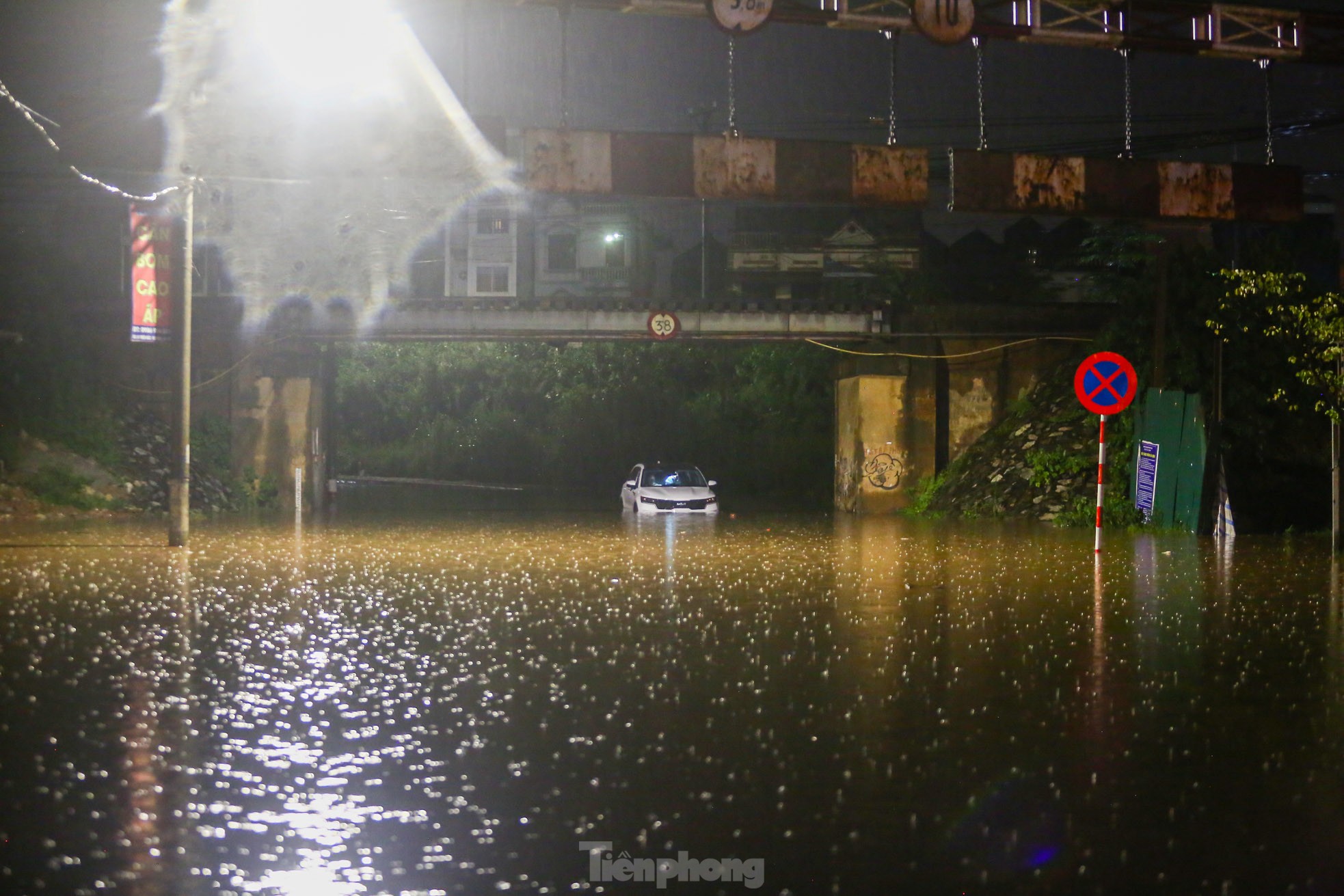 Starker Regen, Straßen von Hanoi nachts überflutet Foto 11