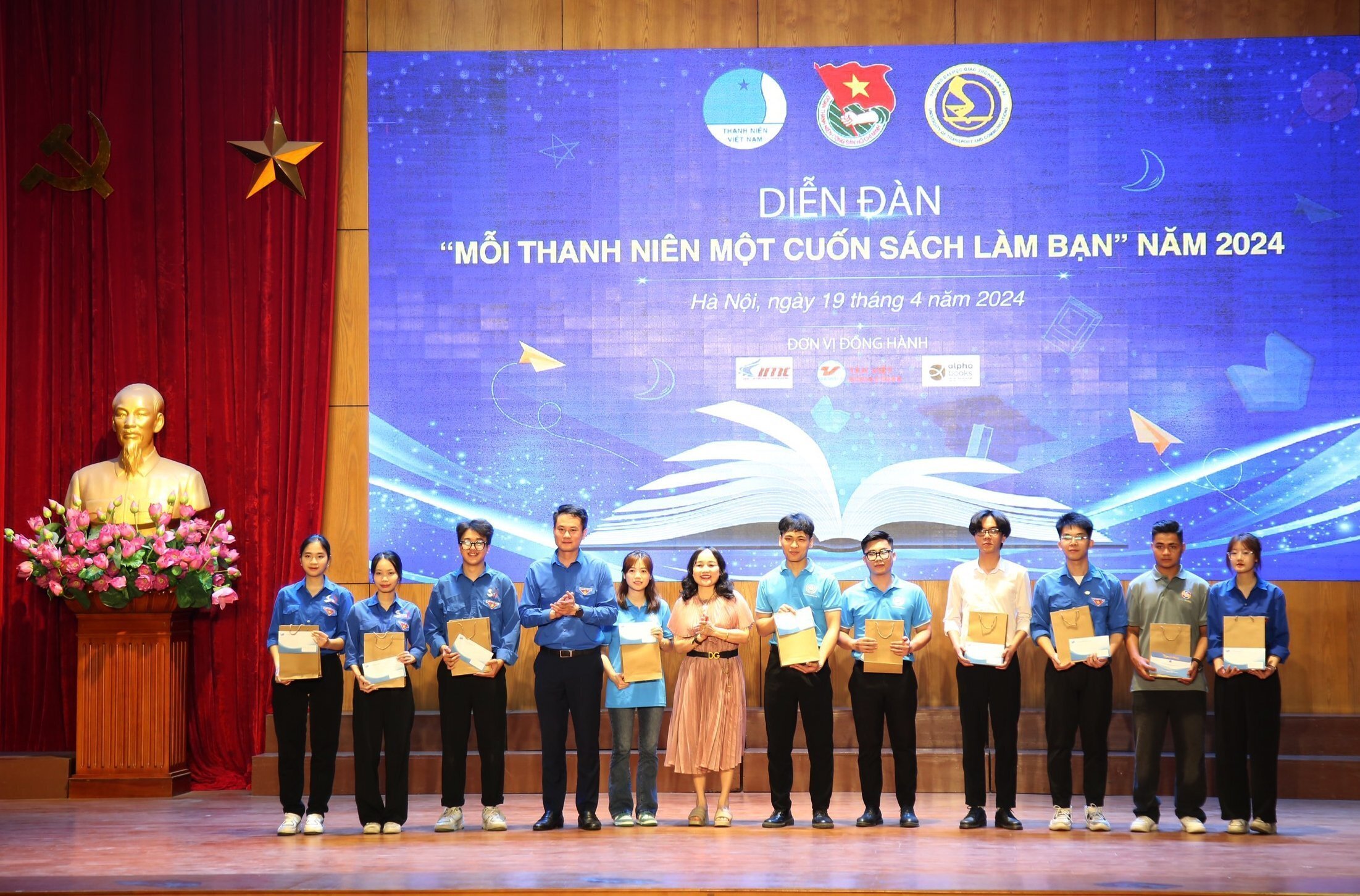 Tại diễn đàn, đại diện Thường trực Uỷ ban Trung ương Hội LHTN Việt Nam phát động nhiều cuộc thi ý nghĩa.