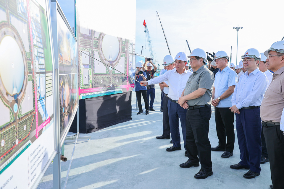 El primer ministro Pham Minh Chinh inspeccionó la implementación del proyecto del Centro Nacional de Exposiciones y Ferias en el distrito de Dong Anh, Hanoi. Foto: VGP/Nhat Bac