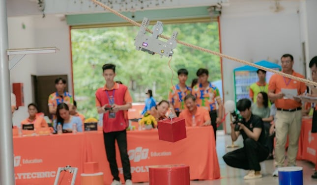 Regardez le robot pompier grimper aux cordes et transporter des objets lourds conçus par les étudiants photo 1