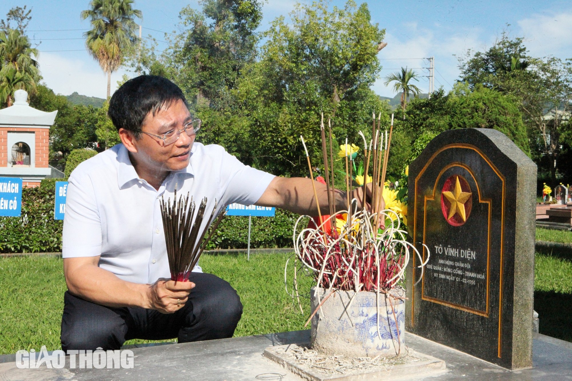 Bộ trưởng Bộ GTVT dâng hương, tri ân các Anh hùng liệt sĩ tại Điện Biên- Ảnh 8.