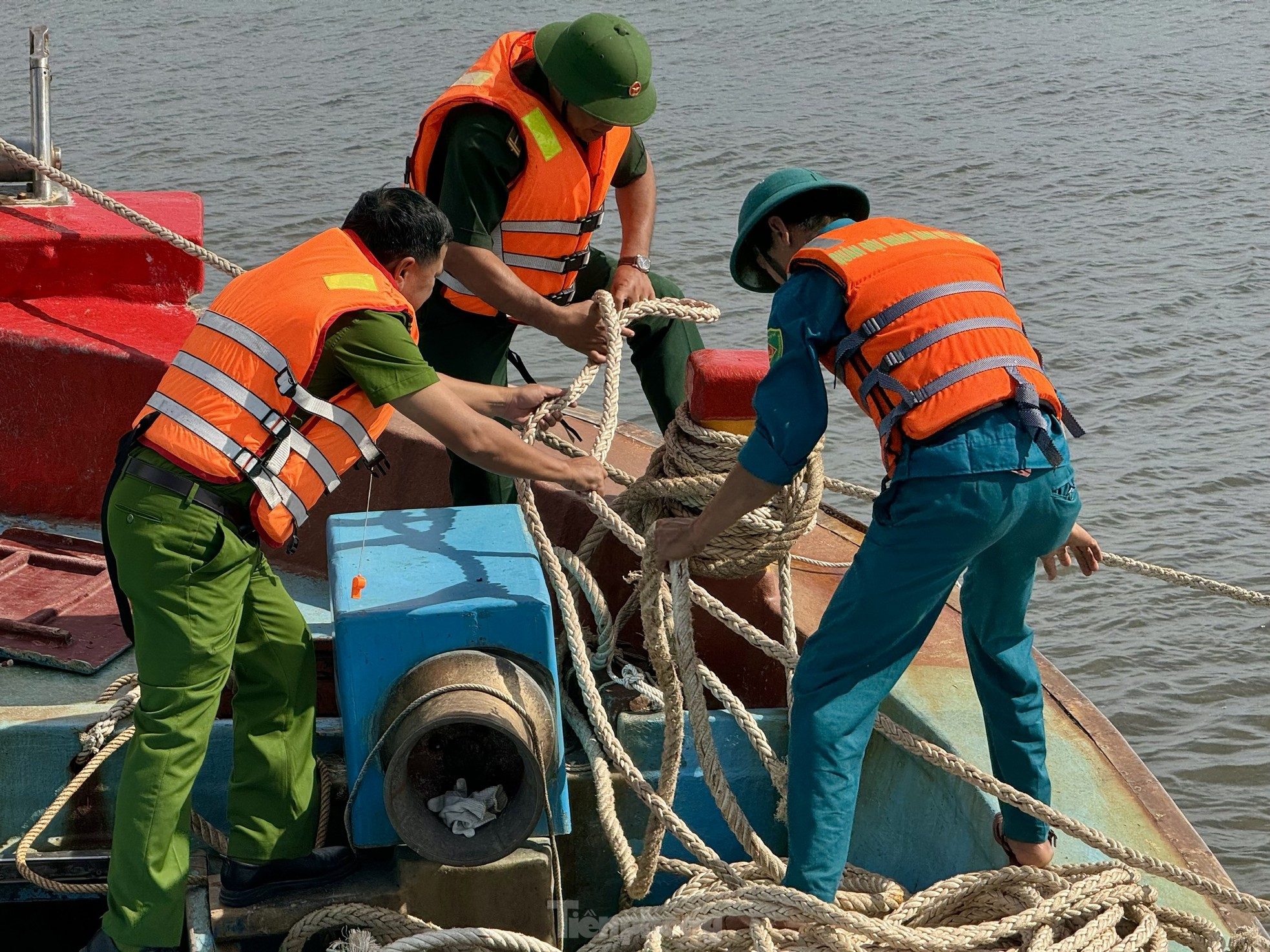 Fischer aus Quang Ngai beenden ihren Angelausflug nicht und kehren eilig ans Ufer zurück, um den Fisch zu verkaufen und dem Sturm zu entgehen. Foto 10