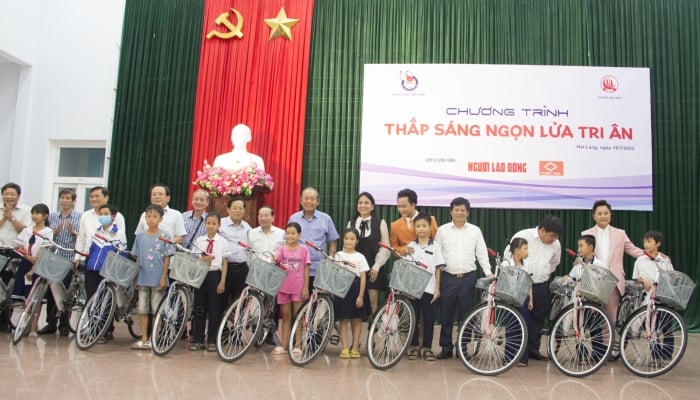 Presenting 50 bicycles and 50 scholarships to poor students who overcome difficulties