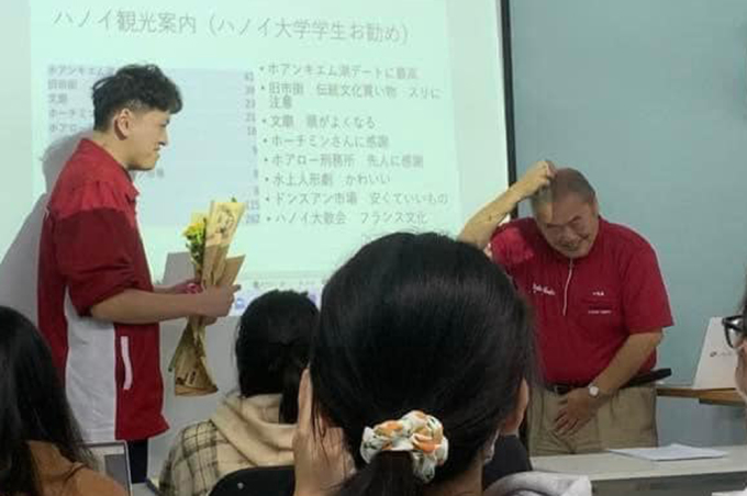 Dat a offert des fleurs au professeur Morita le 16 novembre. Photo coupée de la vidéo