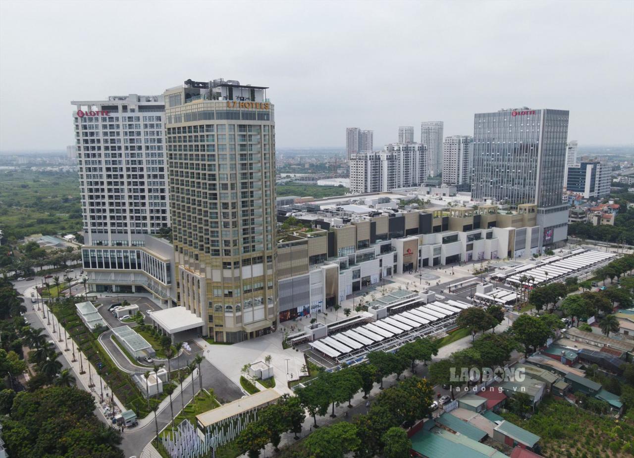 Das Lotte Mall West Lake Hanoi befindet sich in erstklassiger Lage in 272 Vo Chi Cong, Tay Ho District, Hanoi und verfügt über eine Gesamtfläche von 354.000 Quadratmetern. Sterne, luxuriöse Apartments mit Service und erstklassige Büros. Dazu gehören ein Einkaufszentrum, das größte Indoor-Aquarium in Hanoi, Verbrauchermärkte und Kinos.