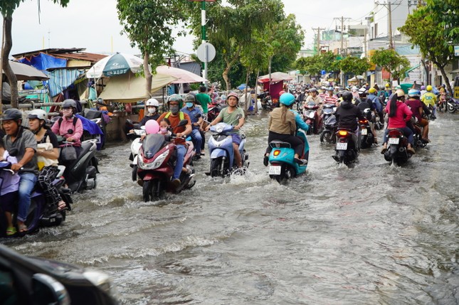 រសៀល​នេះ ជំនោរ​ឡើង​ដល់​កំពូល ទីក្រុង​ហូជីមិញ​នៅ​តែ​មាន​ផ្គរ​រន្ទះ​នៅ​ចុង​សប្តាហ៍​រូបថត ១