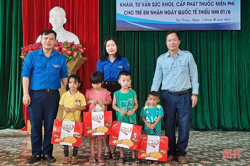 Formosa Ha Tinh offre des cadeaux et des examens médicaux aux enfants pauvres