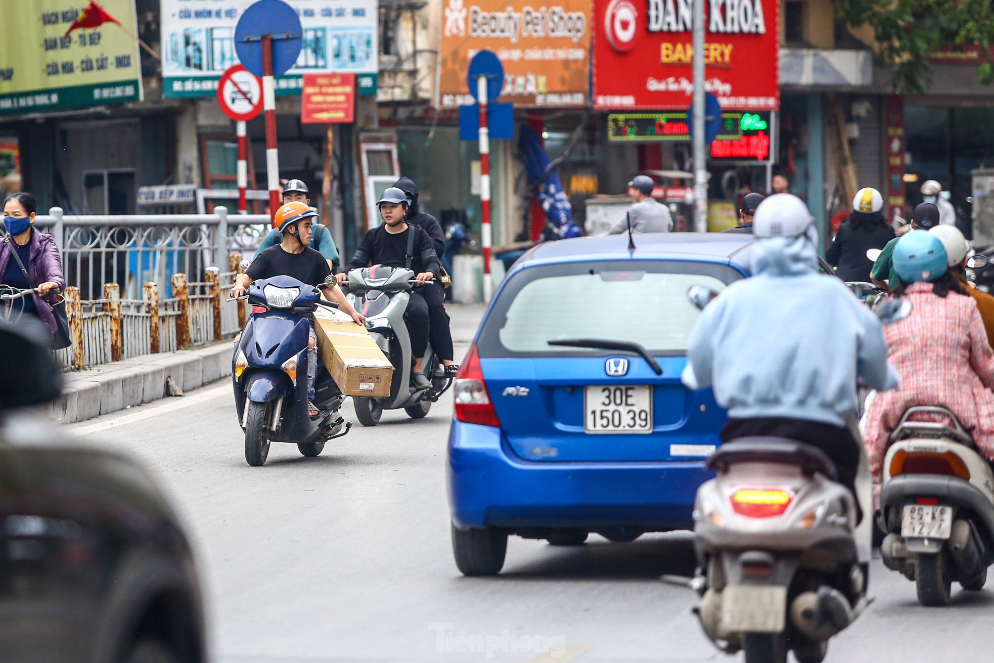 Điều chỉnh giao thông phố Kim Ngưu, hàng loạt phương tiện đi ngược chiều bất chấp biển cấm ảnh 7