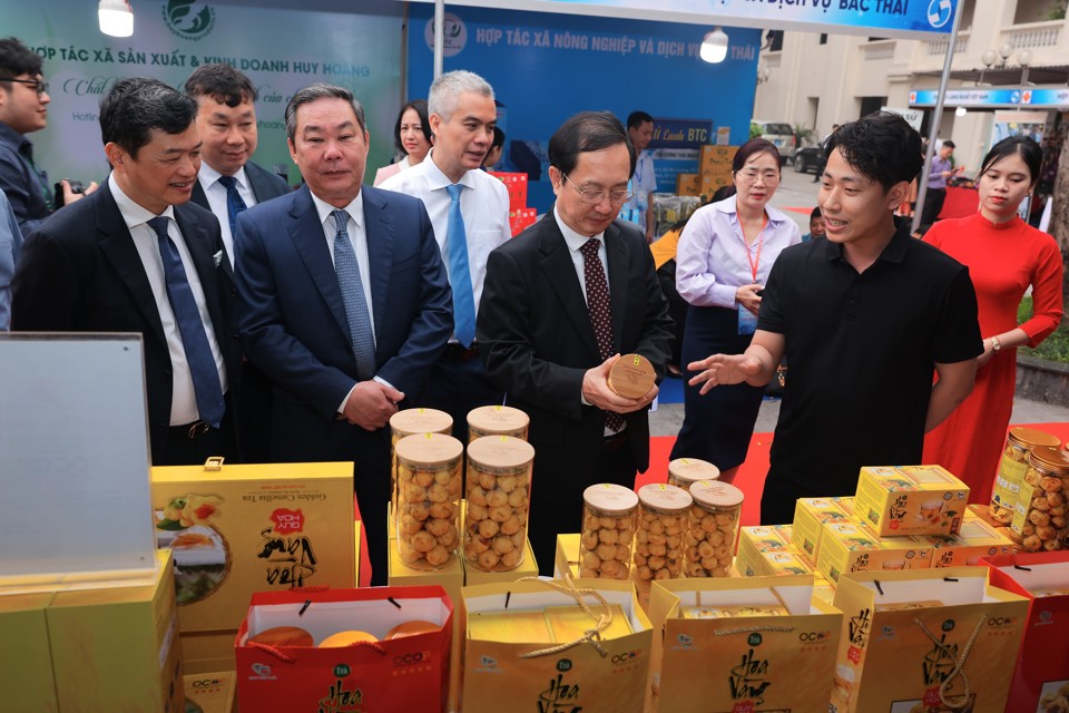 Adjoint Président permanent du Comité populaire de la ville de Hanoi Affaires intérieures Hong Son et les délégués ont visité le stand d'exposition dans le cadre de l'événement.