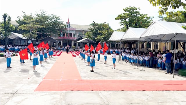 Khai giảng năm học mới 2024-2025 ở Quảng Ngãi: Lãnh đạo tỉnh tham dự nhưng không đánh trống, phát biểu- Ảnh 3.