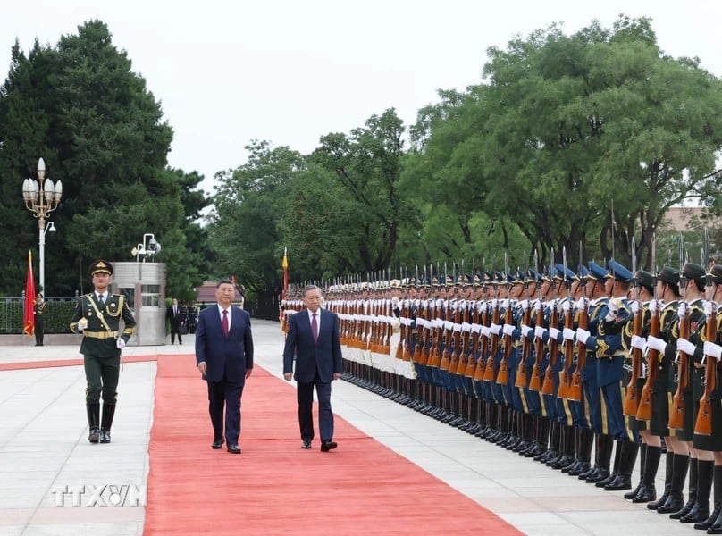 Tổng Bí thư, Chủ tịch nước Tô Lâm và Tổng Bí thư, Chủ tịch nước Trung Quốc Tập Cận Bình duyệt đội danh dự. (Ảnh: TTXVN)