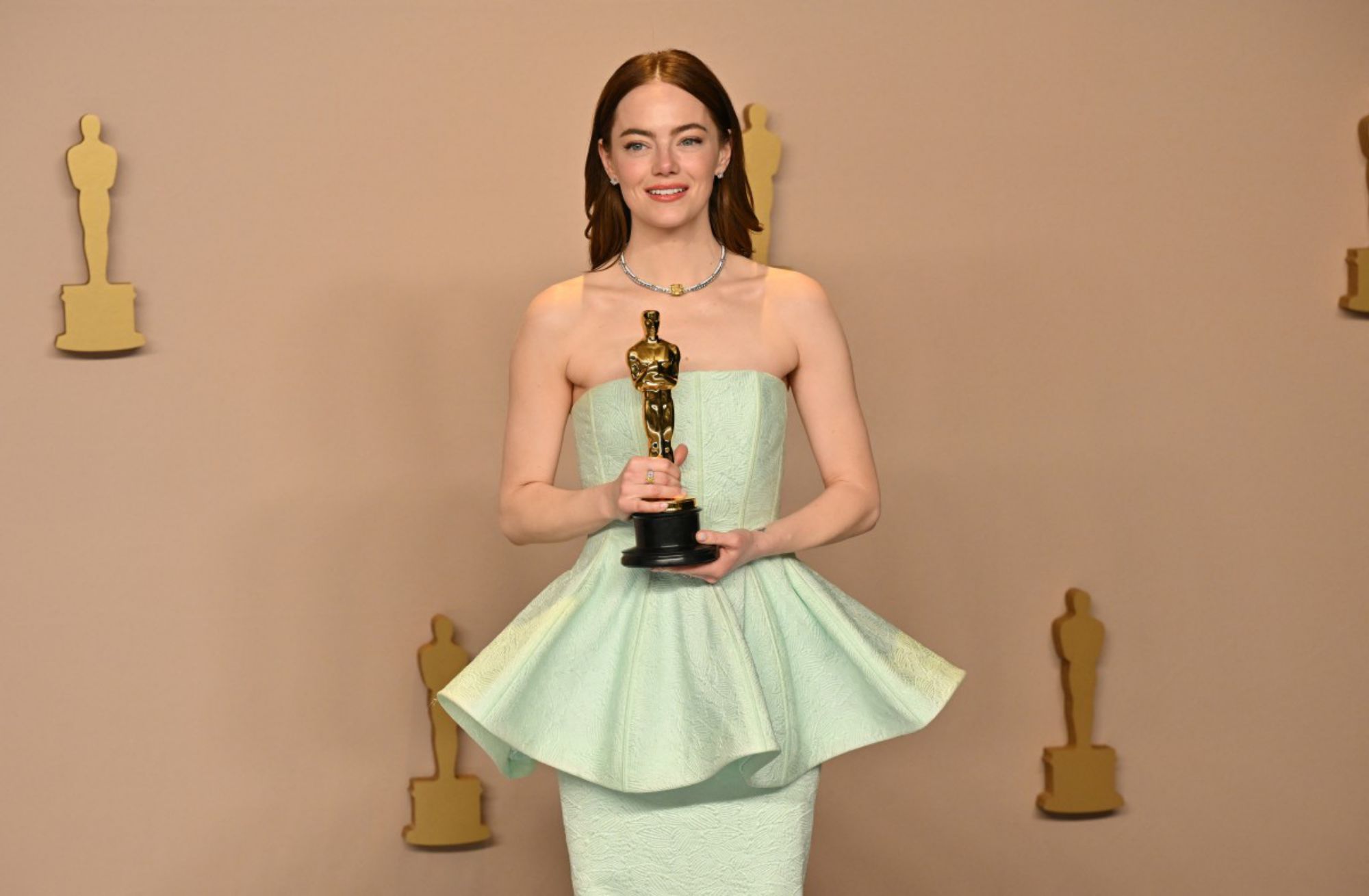 Schauspielerin Emma Stone trug bei der 96. Oscarverleihung ein mintgrünes Kleid und eine Diamantkette, beide von Louis Vuitton. Foto: AFP