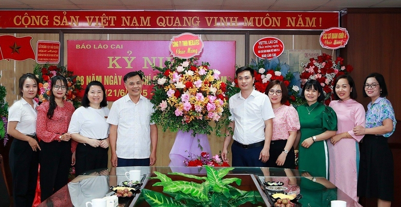 MEDLATEC Company Limited presents flowers to congratulate Lao Cai Newspaper..jpg