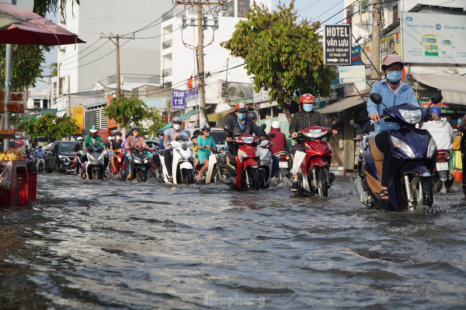 Triều cường dâng cao, đường phố ngập sâu, người dân TPHCM chật vật về nhà ảnh 1