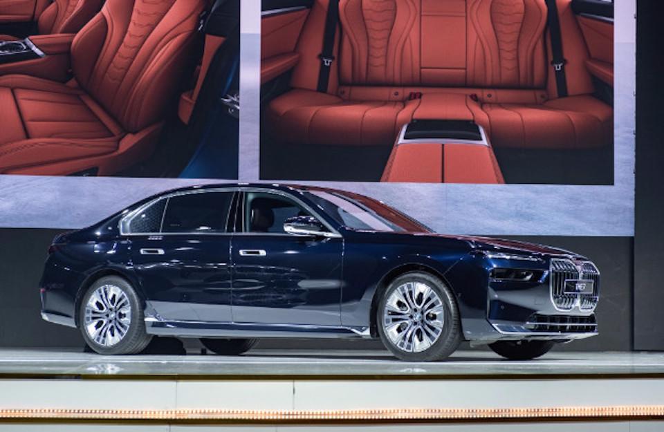 BMW 740i Pure Excellence 2023 in Vietnam eingeführt