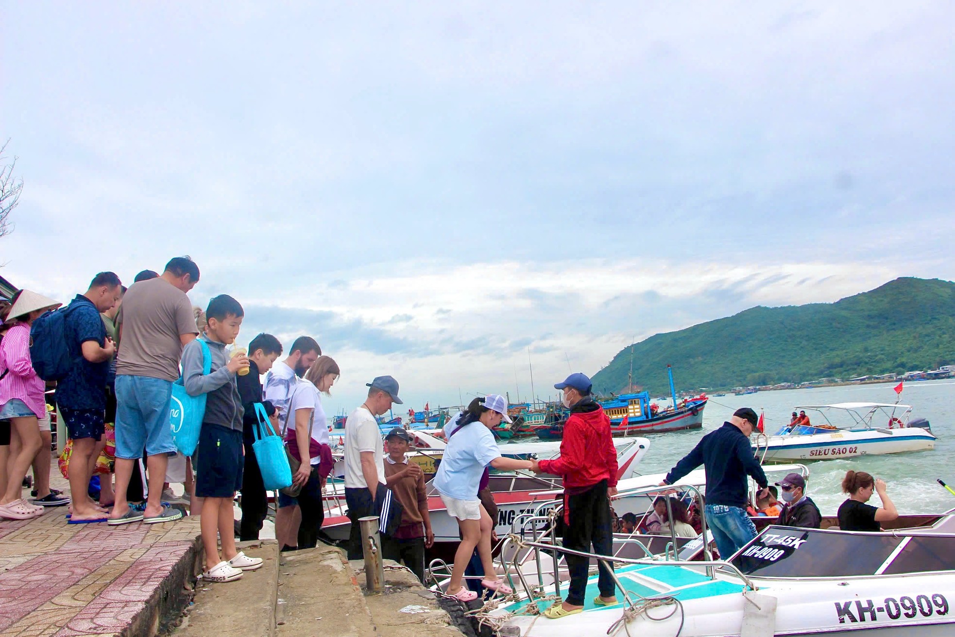 Nha Trang und Ha Long Bay ziehen am ersten Tag des Jahres internationale Besucher an. Foto 20