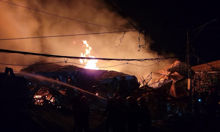 夜中に製材所が火事になった。