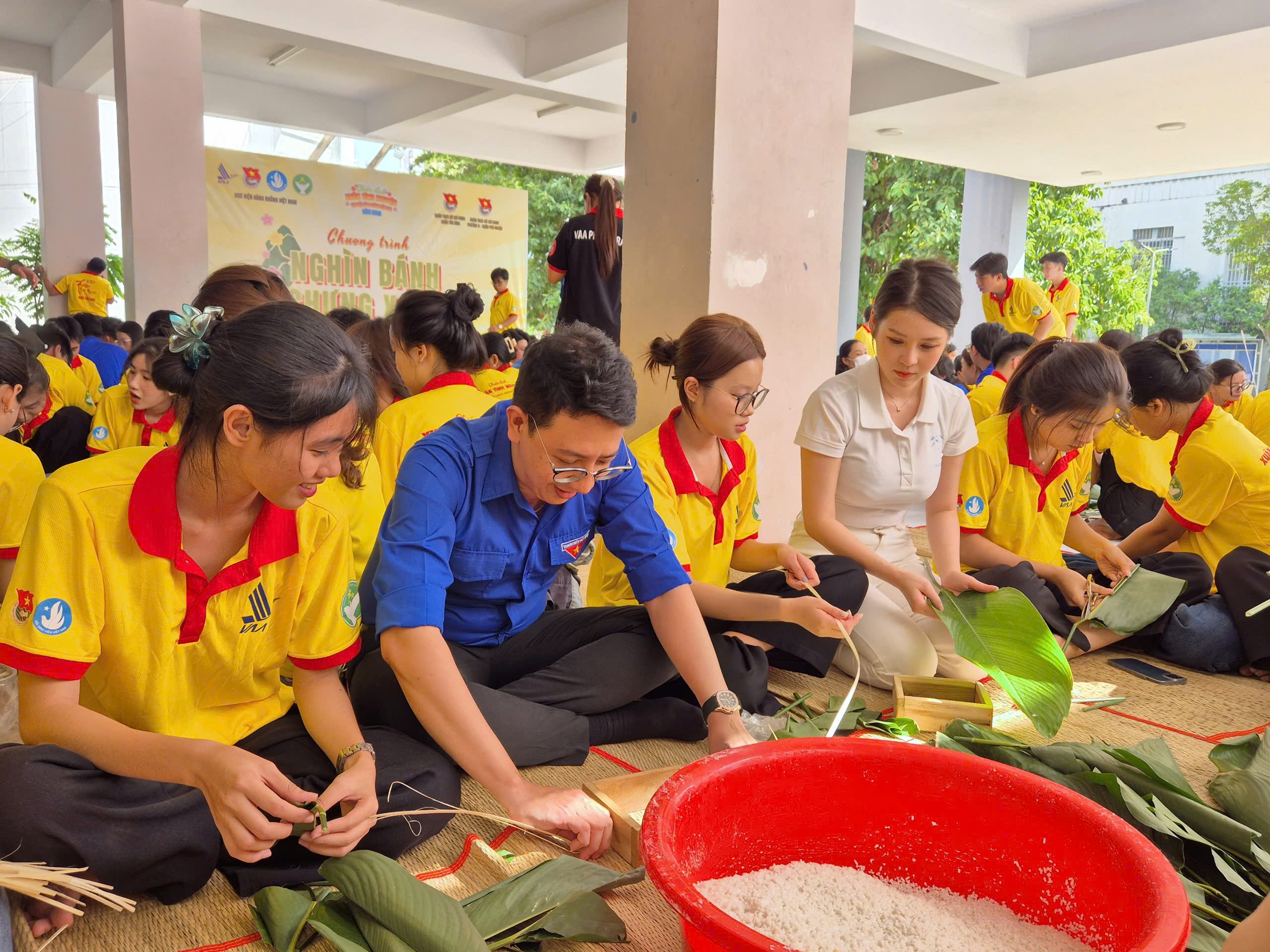 Hoa hậu Biển Việt Nam 2024 gói bánh chưng cùng các đoàn viên, thanh niên- Ảnh 4.