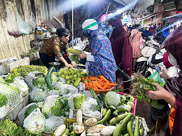 Giá rau xanh tăng cao, nông dân Huế kỳ vọng vụ Tết thắng lớn - Ảnh 3.