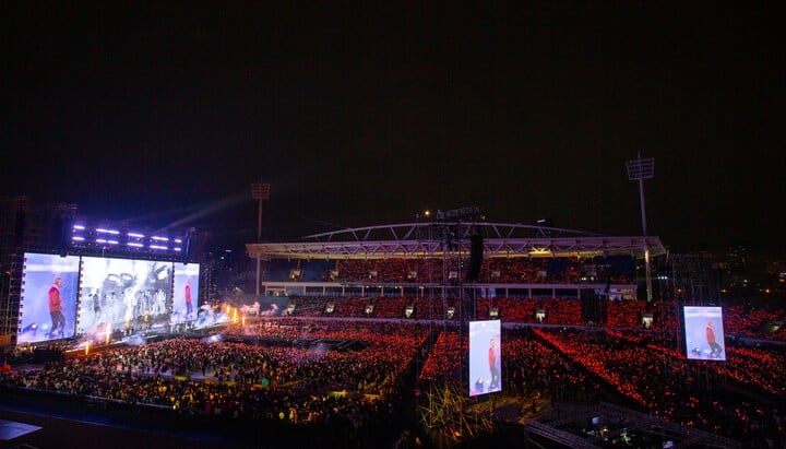 Information about 50,000 spectators attending the concert 