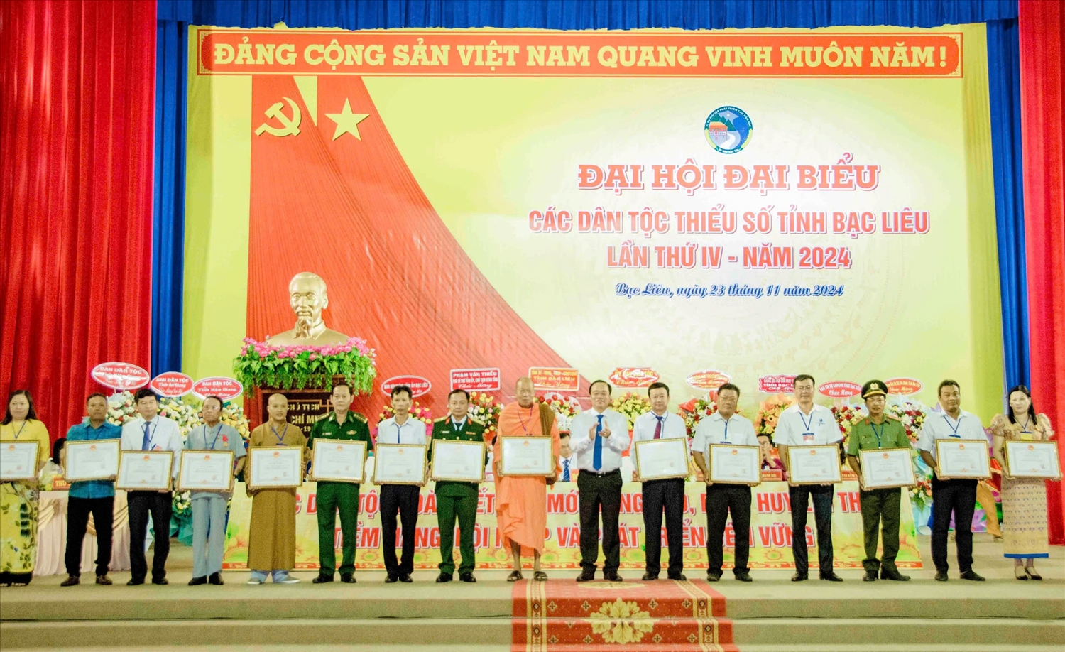 Phó Bí thư Thường trực Tỉnh ủy Bạc Liêu Huỳnh Quốc Việt trao bằng khen cho các tập thể và cá nhân