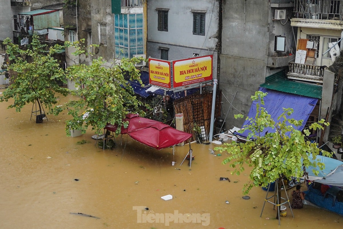 Hanoï : le niveau de l'eau monte d'un mètre, les habitants utilisent des bateaux pour déplacer des objets afin « d'échapper à l'inondation » photo 16