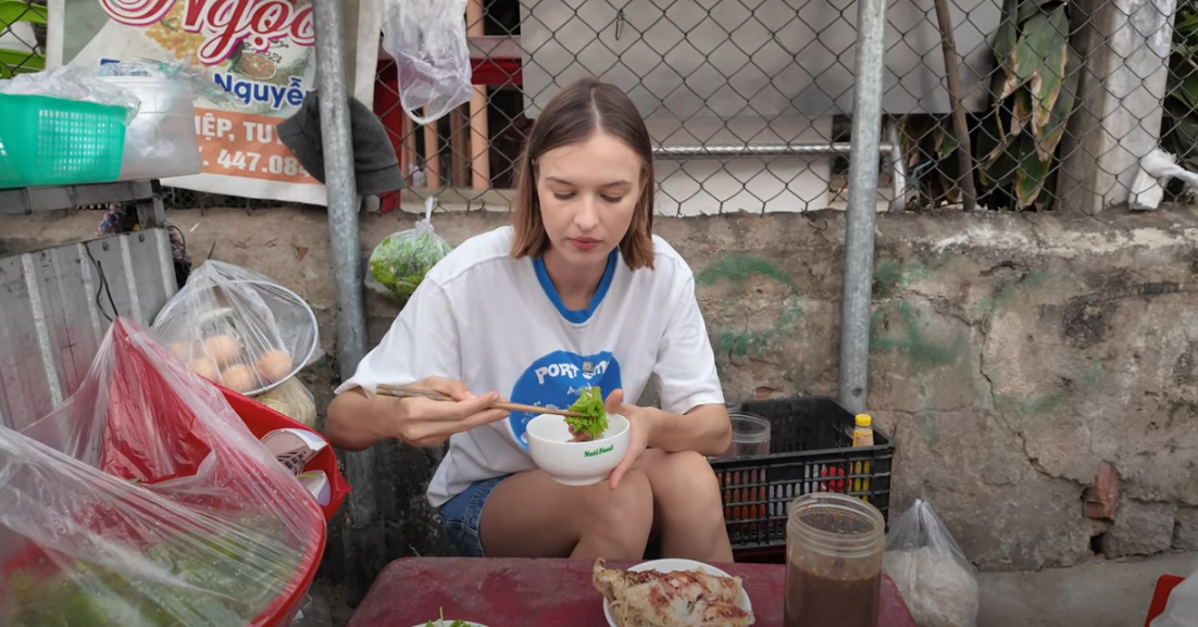 Des touristes occidentaux se rendent au marché aux fruits de mer à 4 heures du matin et mangent de la nourriture « moins chère qu'une tasse de thé » à Phu Yen