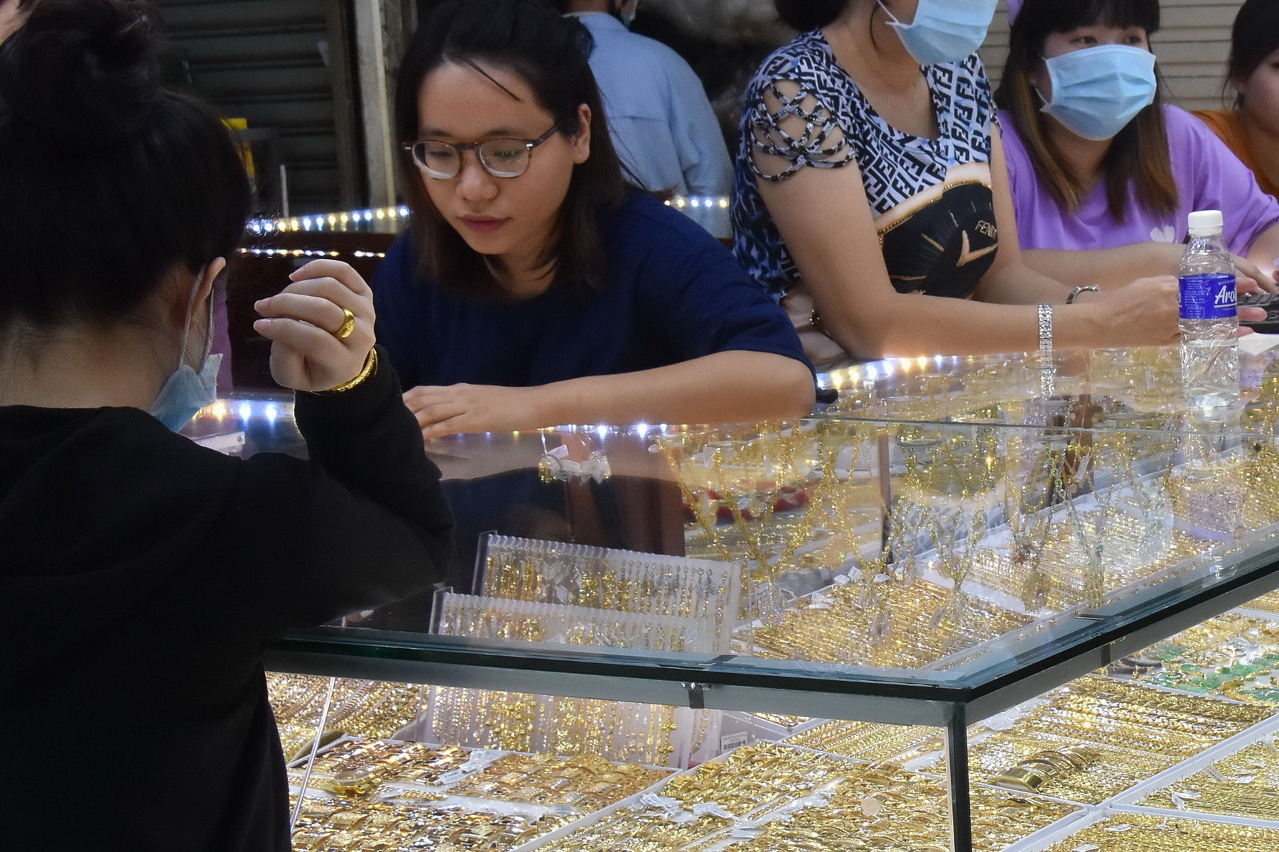 Giá vàng hôm nay 10-9: Giằng co trước thời điểm Mỹ quyết định lãi suất - Ảnh 1.