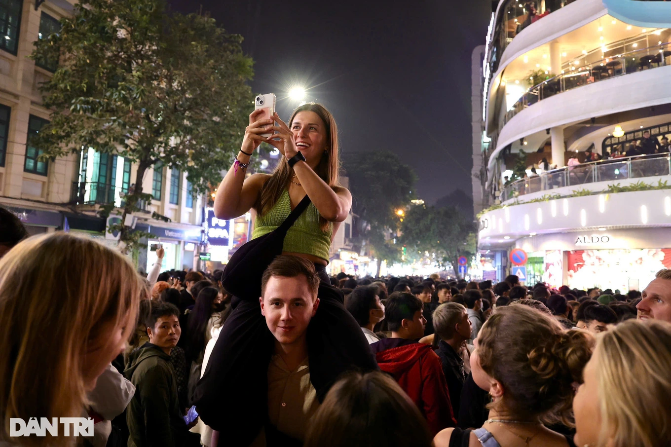 (En direct) Des milliers de personnes ont envahi la place Dong Kinh Nghia Thuc