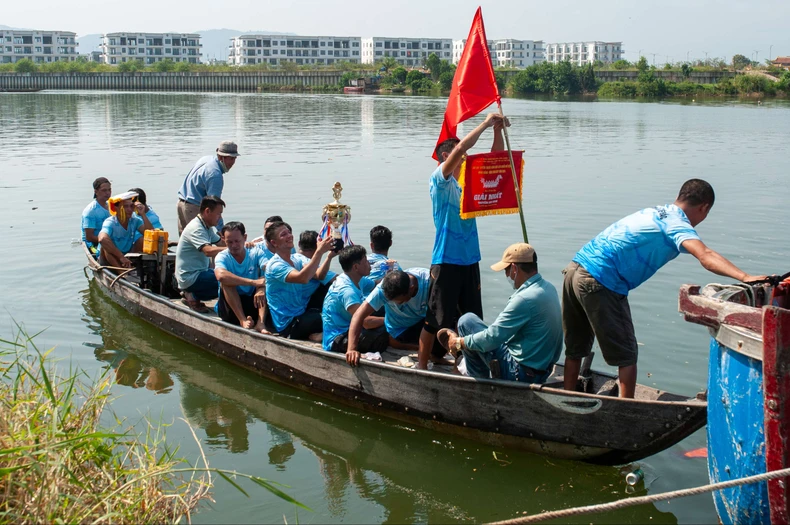 การแข่งเรือแบบดั้งเดิมที่น่าตื่นเต้นในแม่น้ำ Cu De ดานัง รูปที่ 1