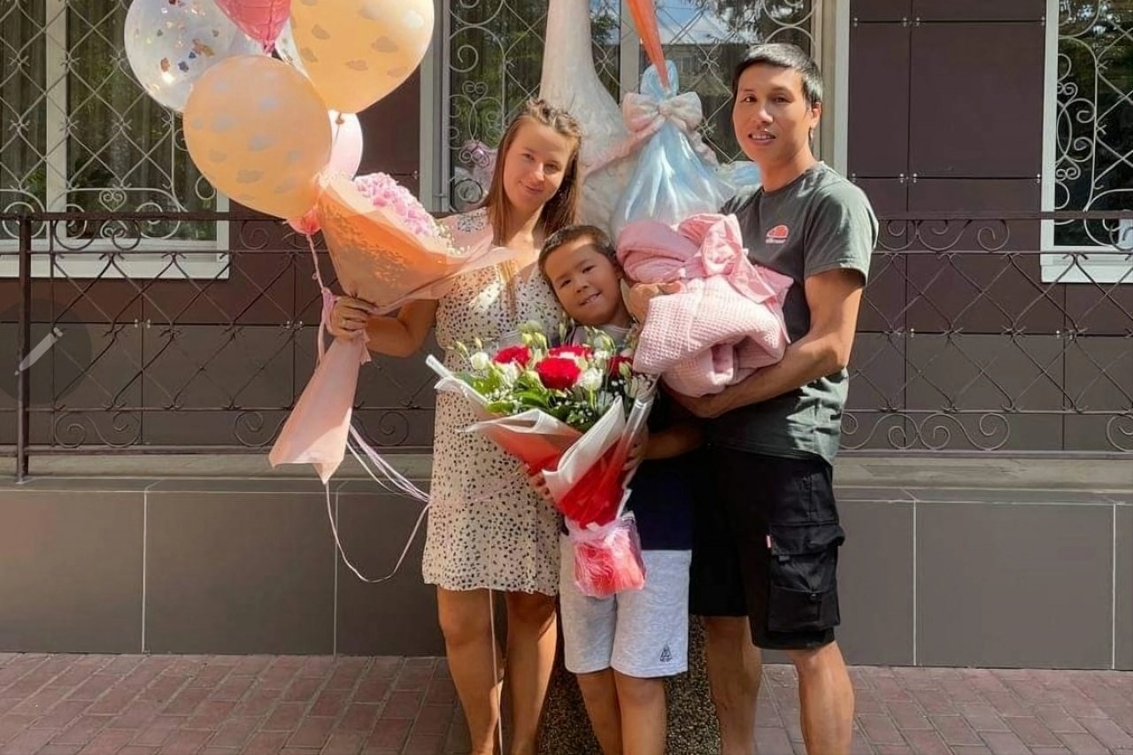 Cô gái Ukraine theo chồng về Việt Nam nhặt rau, bán hàng qua mạng - 1