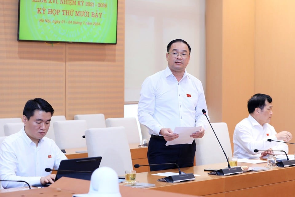 El delegado Nguyen Ngoc Viet (grupo del distrito de My Duc) dijo que Hanoi necesita aprobar el proyecto general para mejorar la capacidad y garantizar la seguridad en la prevención, extinción y rescate de incendios. 