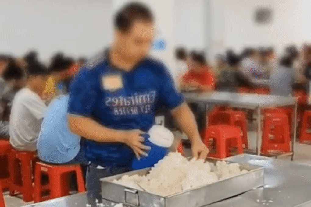 Nam công nhân xin cơm thừa của công ty mang về cho bữa tối - 1