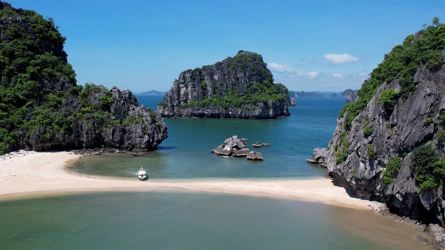 This sandbank is being studied, reviewed, and assessed for impacts by the Ha Long Bay Management Board in order to put it into operation to serve tourists who love to explore the tranquility of beautiful natural landscapes, away from crowded areas in the coastal areas of the heritage. Photo: Nguyen Hung