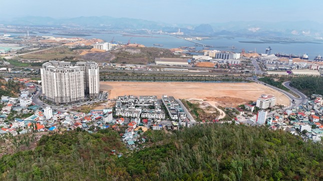 Gros plan du terrain pour construire un centre commercial de 5 200 milliards de VND à Ha Long photo 12