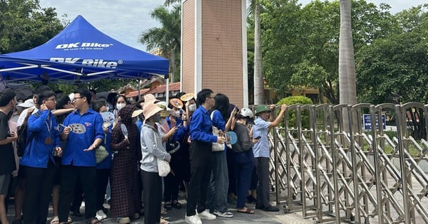 Los padres rezan y esparcen monedas alrededor de la puerta de la escuela para ayudar a sus hijos a ingresar al décimo grado, lo que causa indignación