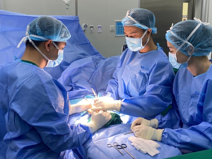 Doctor Tue performs surgery on a patient with bone and joint disease in August 2023. Photo: Provided by the hospital