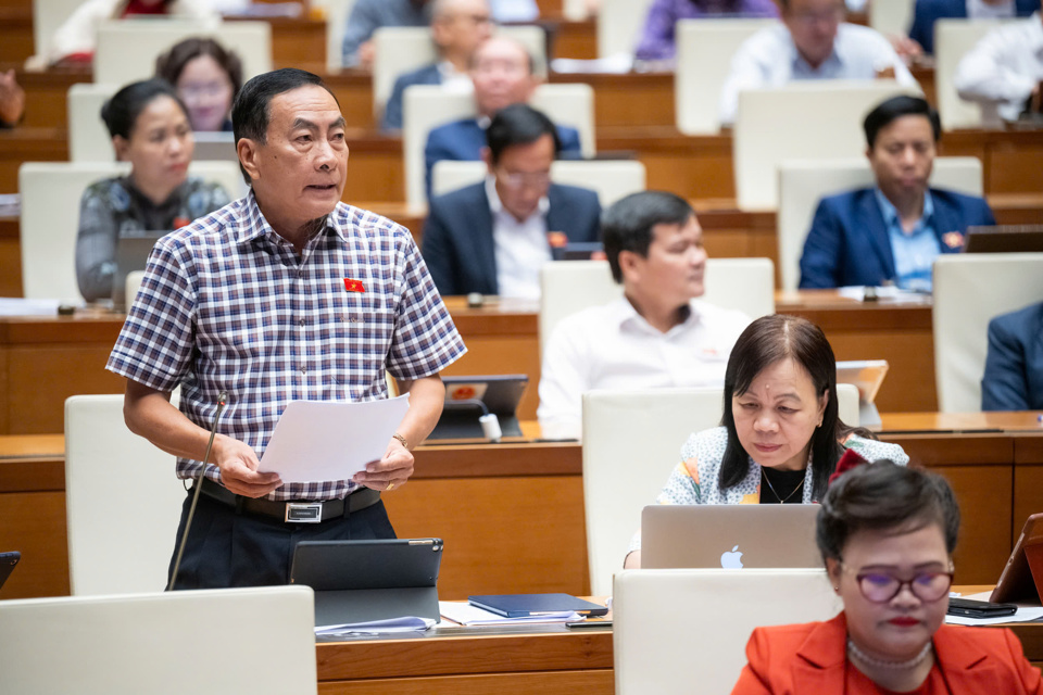 Đại biểu Quốc hội Phạm Văn Hòa (Đoàn đại biểu Quốc hội tỉnh Đồng Tháp) phát biểu tại hội trường. Ảnh: Quochoi.vn