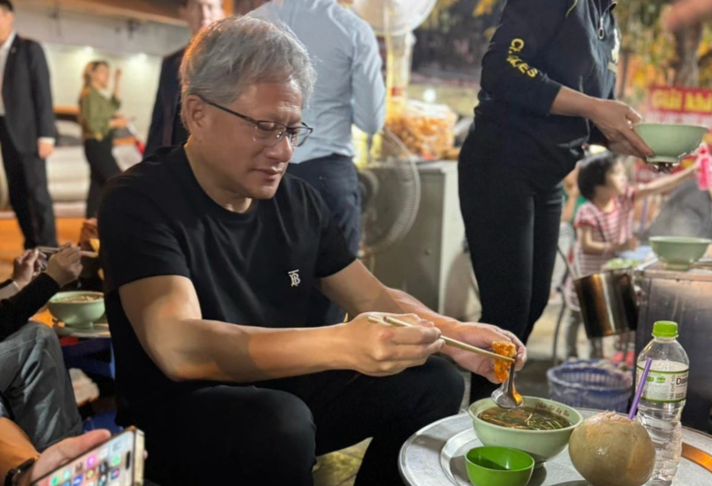 Le PDG de la société américaine Nvidia, d'une valeur de mille milliards de dollars, mange du pho et boit du café bon marché au Vietnam