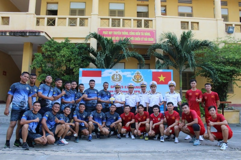 Officers and sailors of Indonesian Navy ship KRI Bung Tomo-357 have a friendly exchange in Ho Chi Minh City