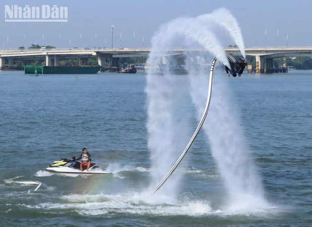 [Ảnh] Mãn nhãn với màn biểu diễn Fly Board trên sông Đồng Nai ảnh 2