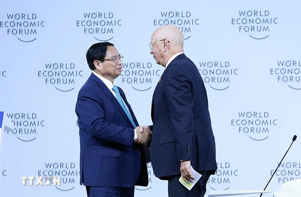 ファム・ミン・チン首相と世界経済フォーラム（WEF）創設者兼会長のクラウス・シュワブ氏。 （写真：ドゥオン・ザン/VNA）