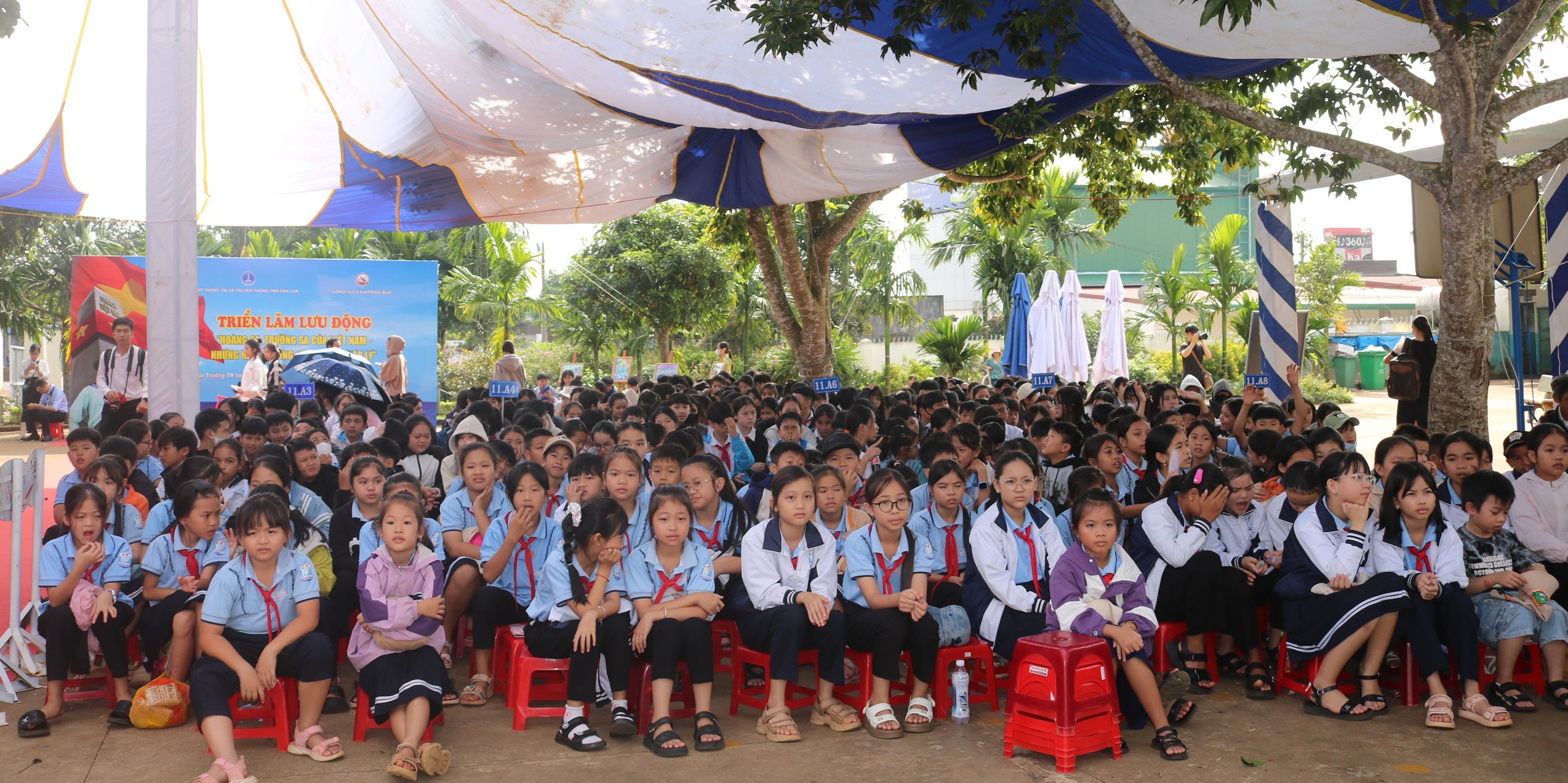 Đắk Lắk: Khai mạc Triển lãm lưu động “Hoàng Sa, Trường Sa của Việt Nam - Những bằng chứng lịch sử và pháp lý”  tại huyện Krông Búk - Ảnh 3.