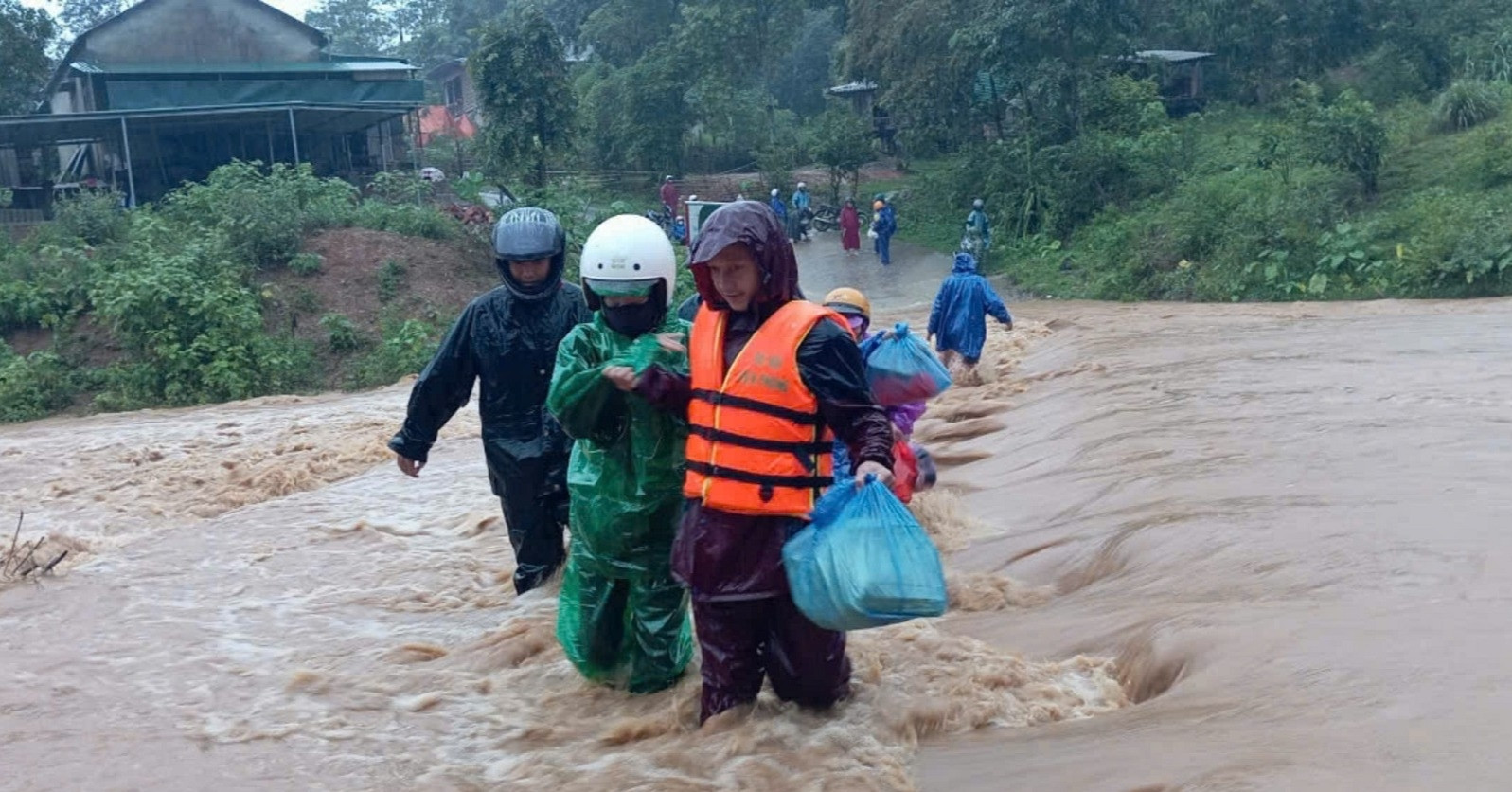 Lo sợ lở núi trong đêm, Quảng Trị di dời khẩn cấp hơn 80 hộ dân