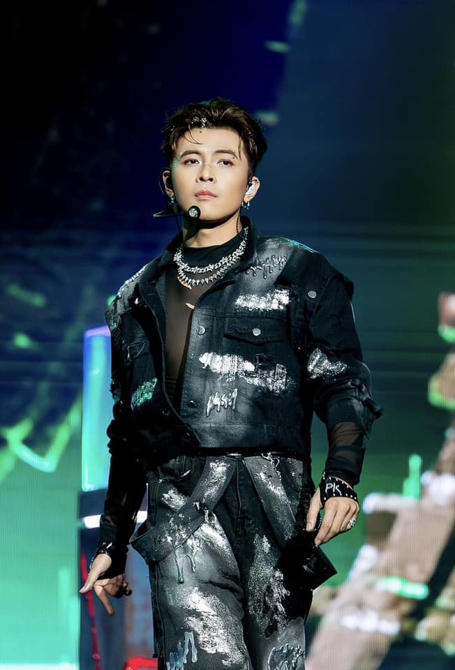 Gin Tuan Kiet regaló a sus fans guantes bordados con los nombres de la pareja. Foto: Productor