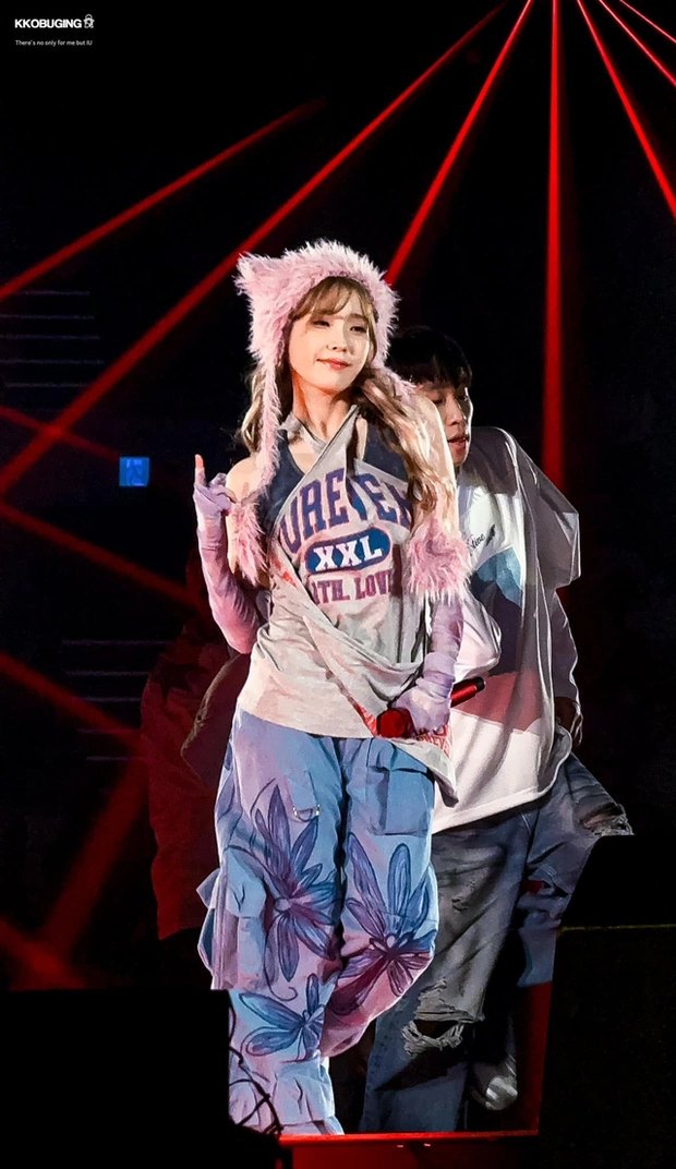 IU สวยและแสดงบนเวทีได้อย่างมีพลัง ภาพโดย: Korea Boo.