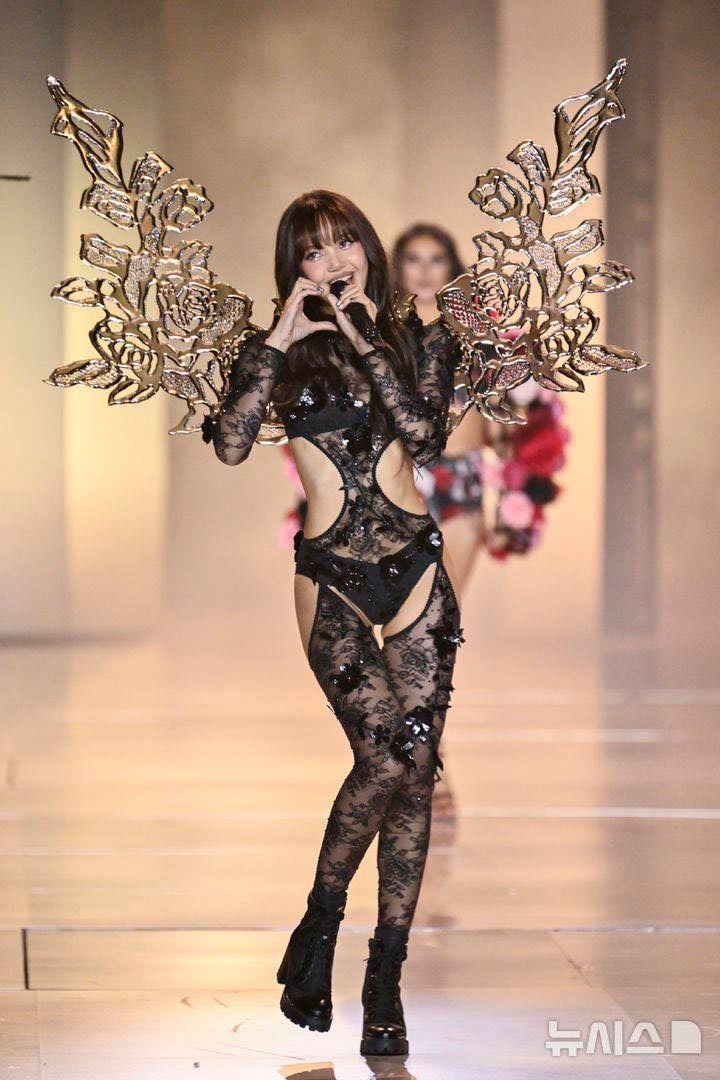 Lisa "bùng nổ", khoe nội y tại Victoria's Secret 2024 - Ảnh 5.