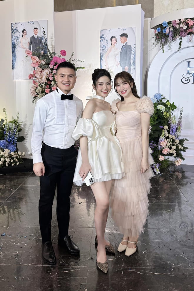 Hoa Minzy takes a photo with Quang Hai and Chu Thanh Huyen. Photo: Facebook character