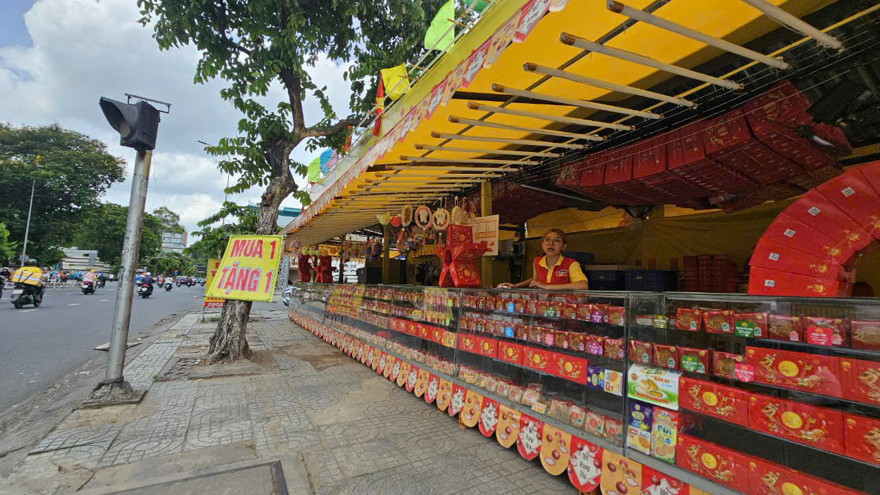 Bánh trung thu đua nhau khuyến mãi lớn vì sợ ế, hàng tồn - Ảnh 1.